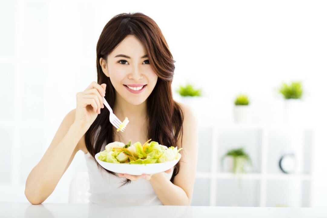 Ang babaye nga Hapon nagkaon usa ka salad
