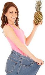 Larred nga babaye nga adunay pinya
